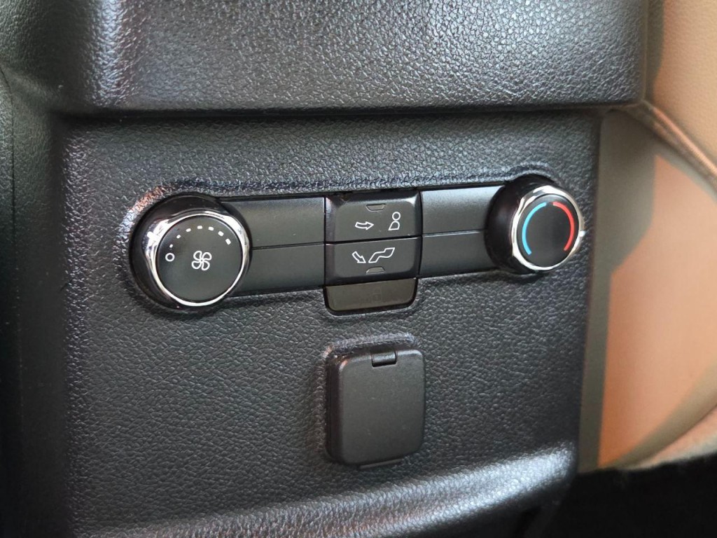 2016 Ford Explorer Image 34