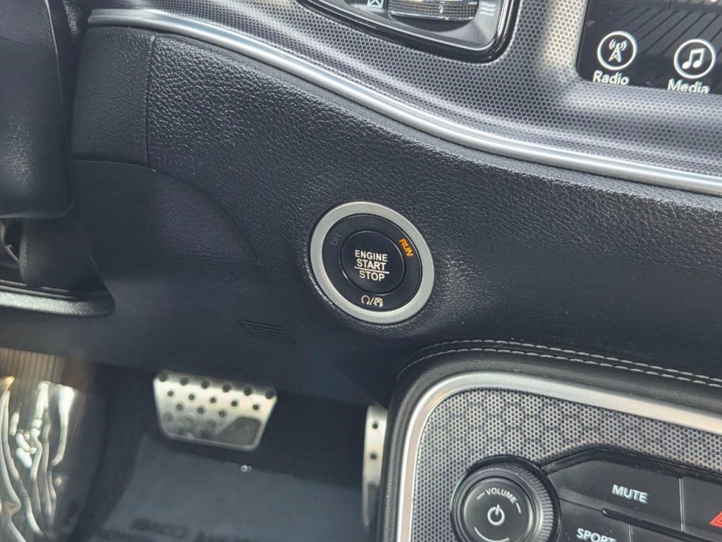 2017 Dodge Challenger Image 21