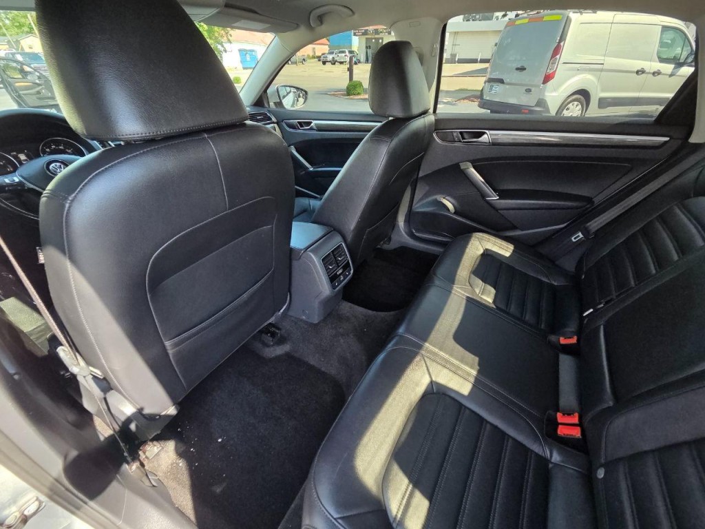 2017 Volkswagen Passat Image 14