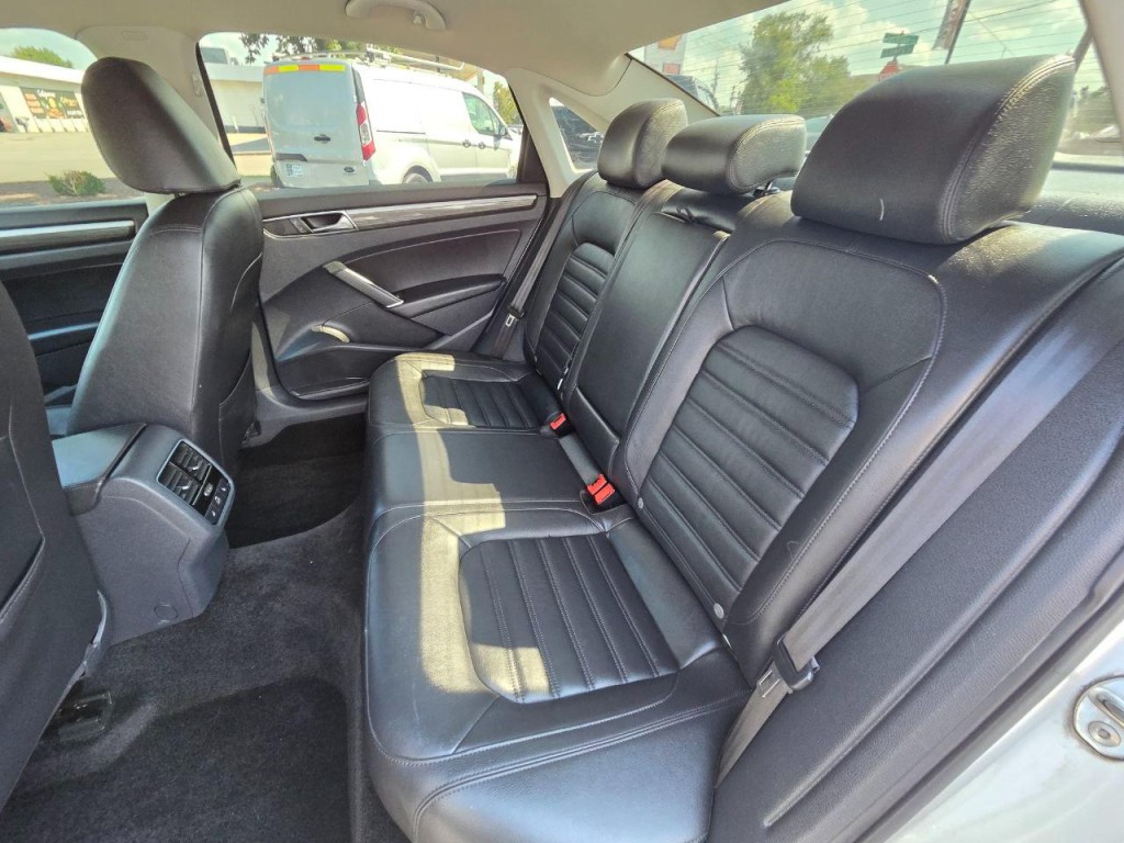 2017 Volkswagen Passat Image 15