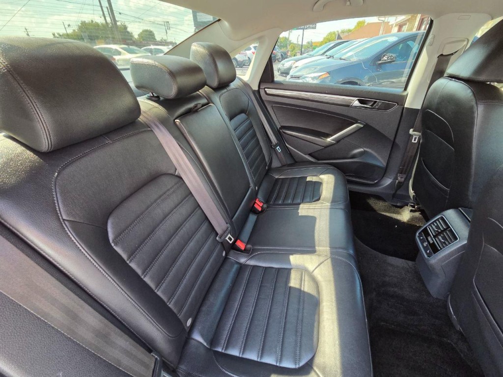 2017 Volkswagen Passat Image 17