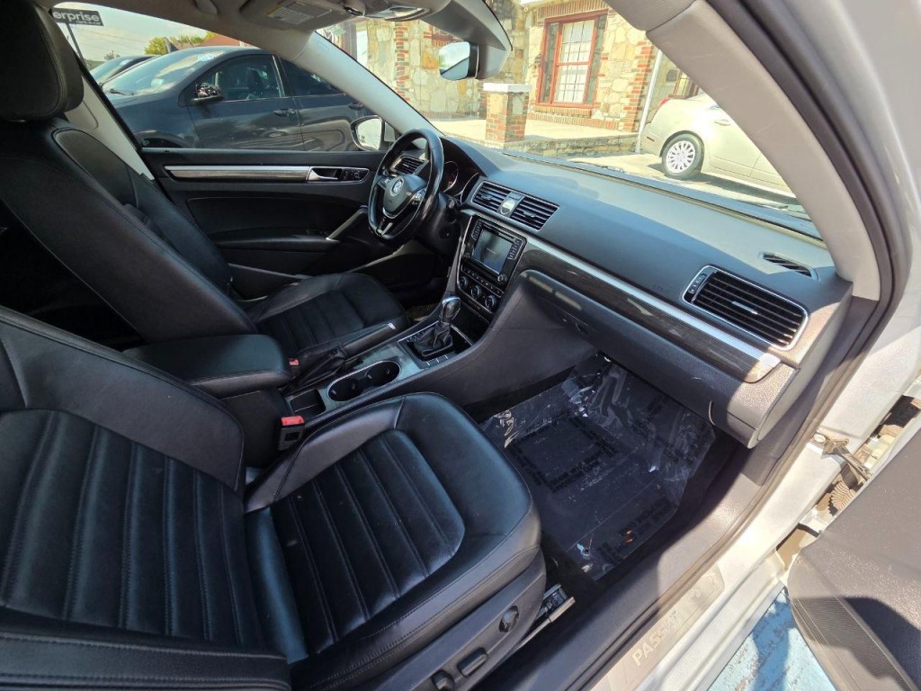 2017 Volkswagen Passat Image 18