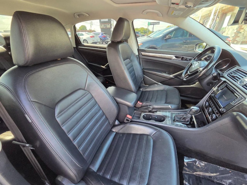 2017 Volkswagen Passat Image 19