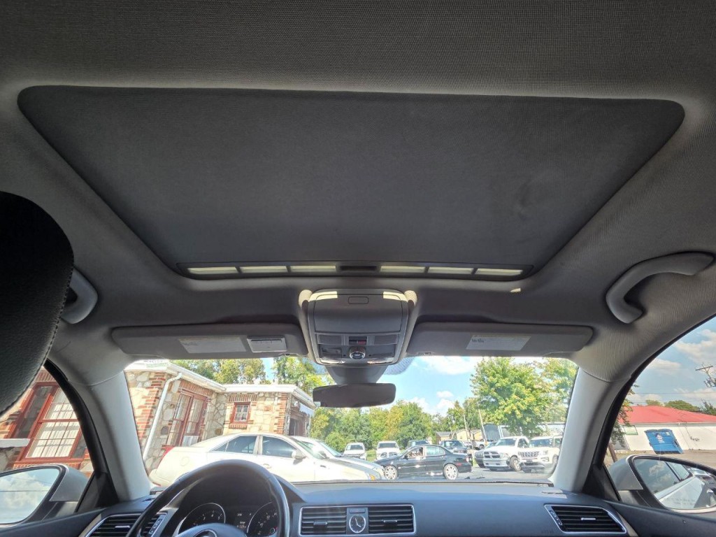 2017 Volkswagen Passat Image 25