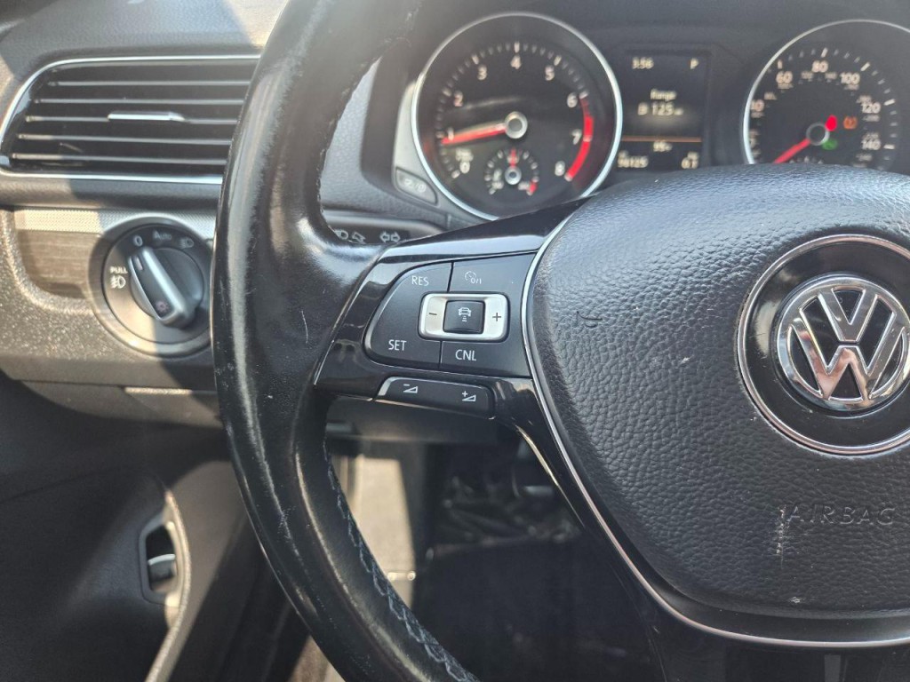 2017 Volkswagen Passat Image 27
