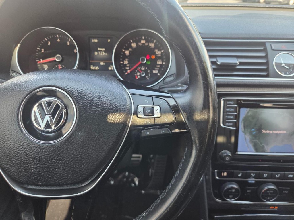 2017 Volkswagen Passat Image 28