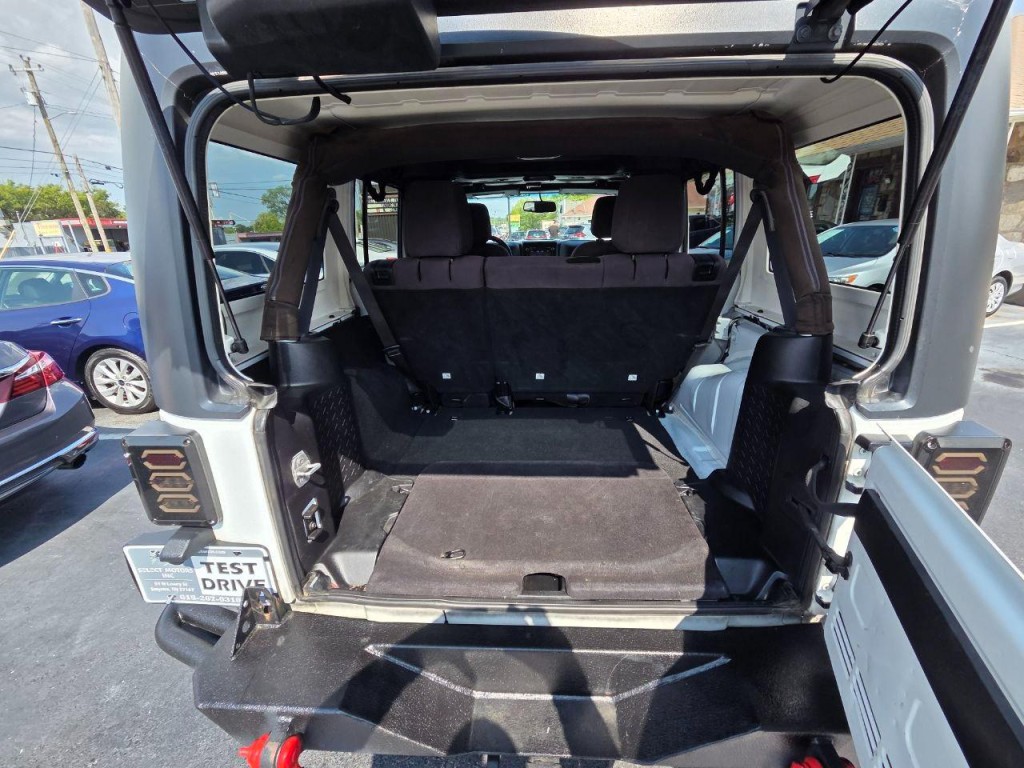 2013 Jeep Wrangler Image 16