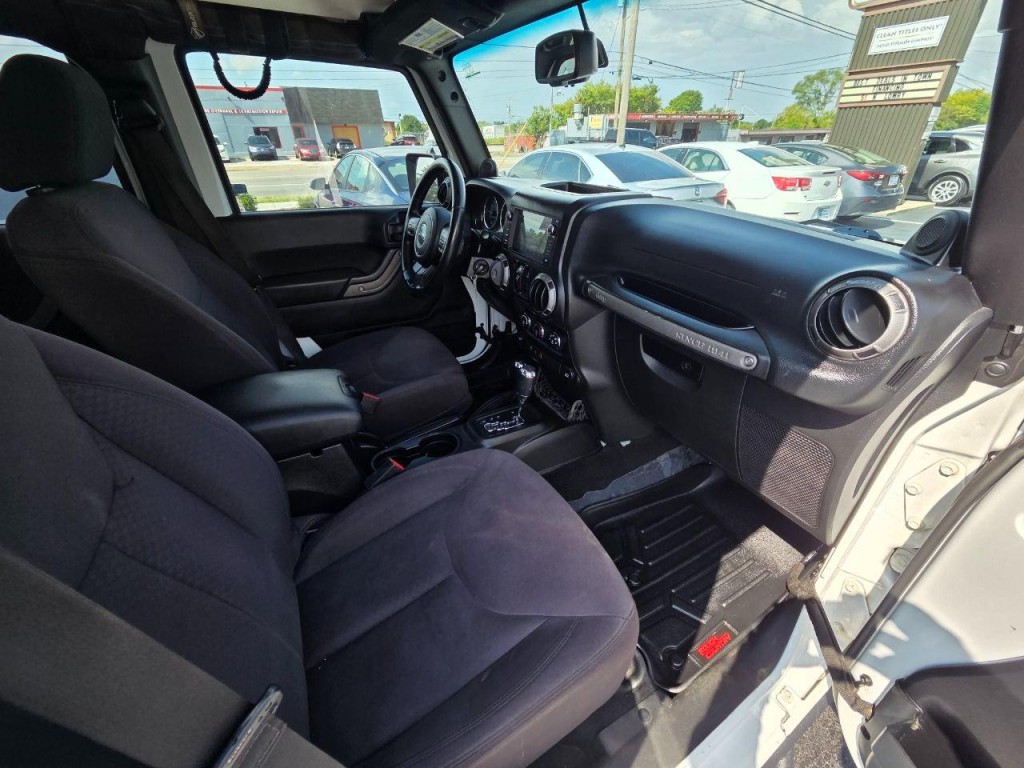 2013 Jeep Wrangler Image 19