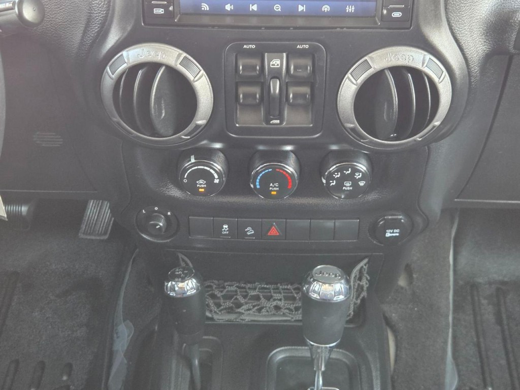 2013 Jeep Wrangler Image 22