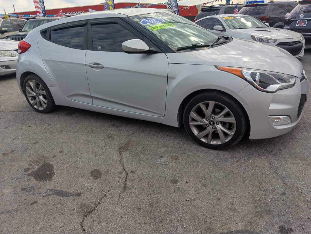 2017 Hyundai Veloster Image 4