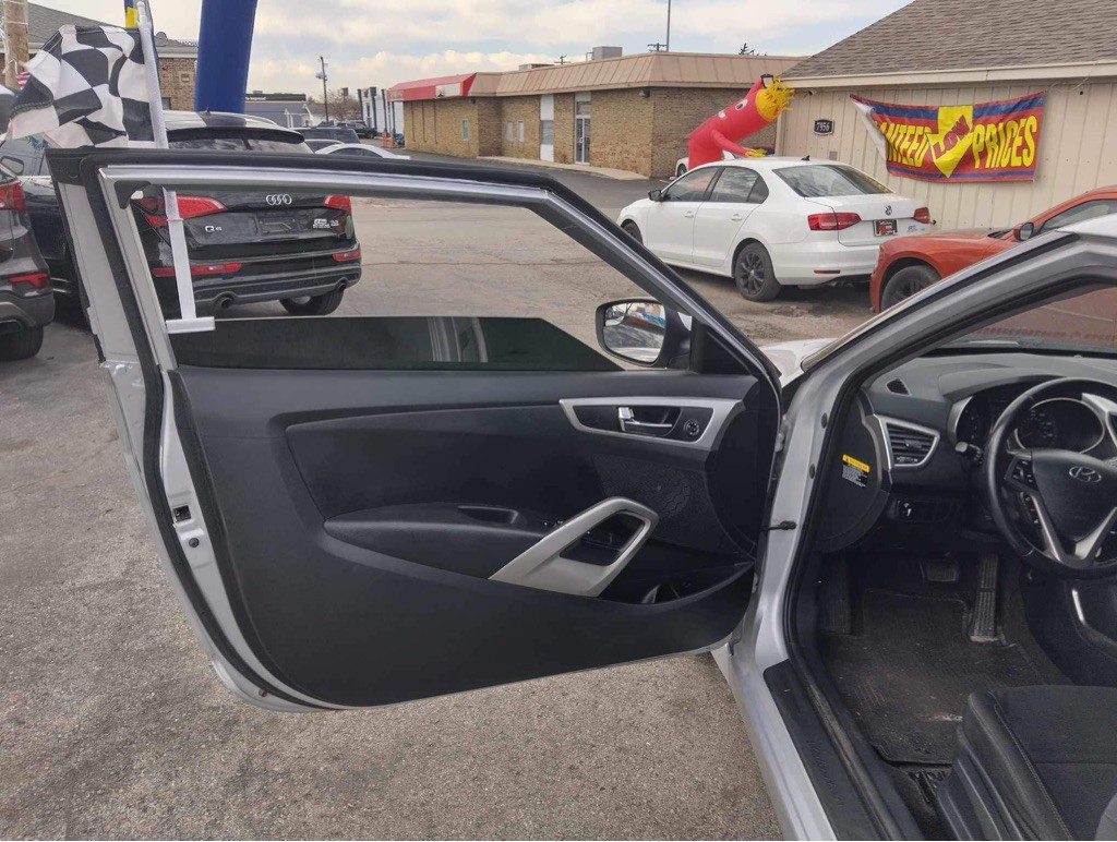 2017 Hyundai Veloster Image 10