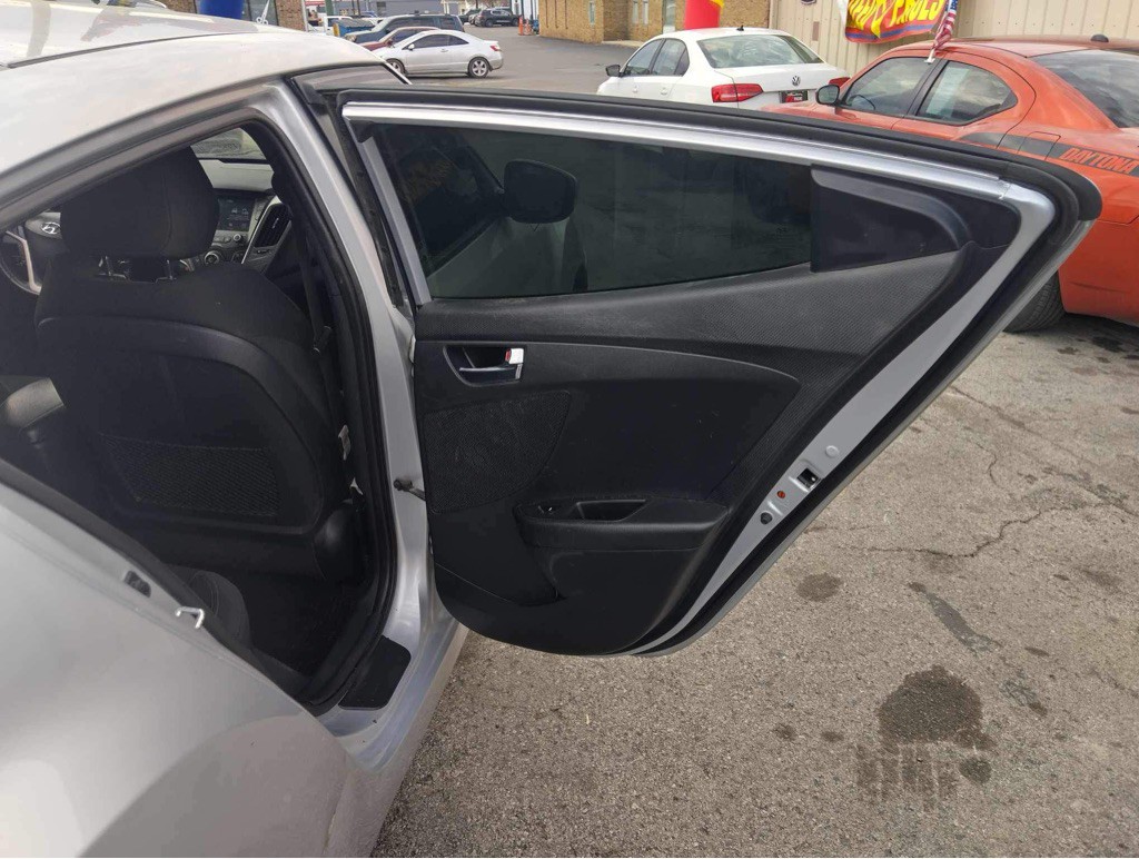 2017 Hyundai Veloster Image 13