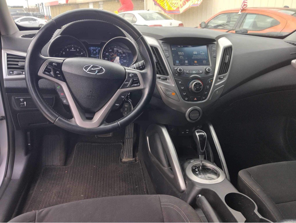 2017 Hyundai Veloster Image 21