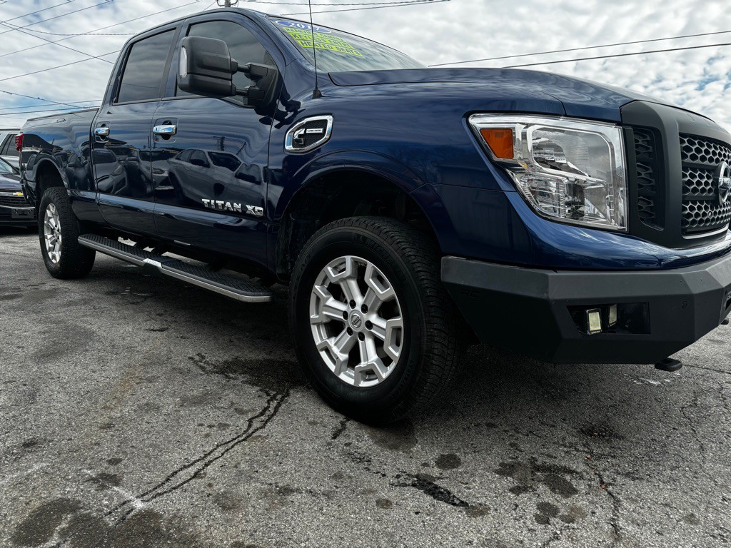 2017 Nissan Titan Image 10