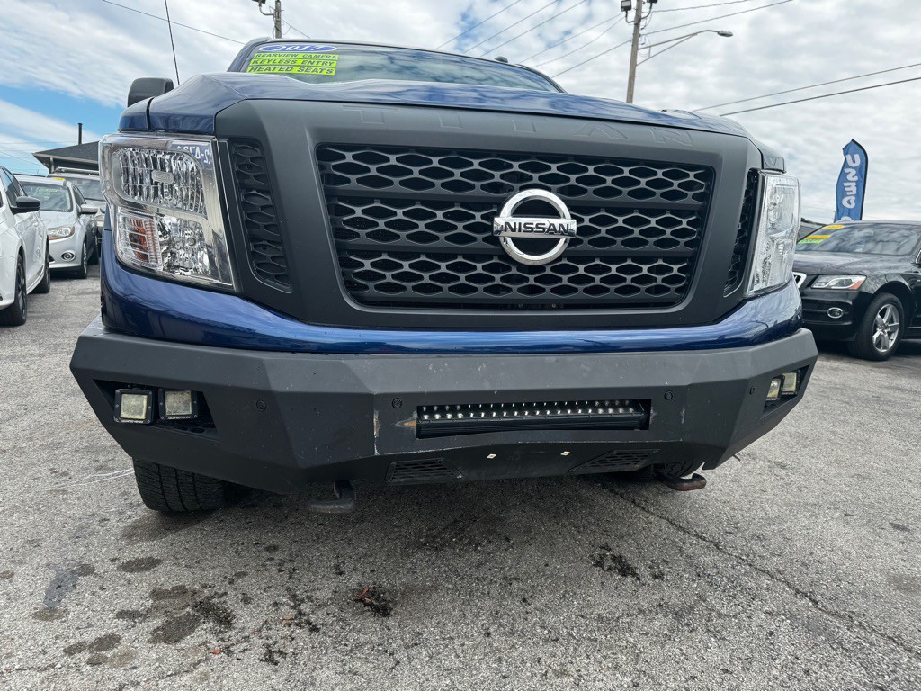 2017 Nissan Titan Image 11