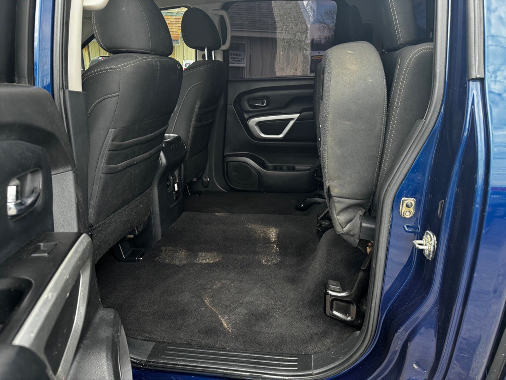 2017 Nissan Titan Image 17