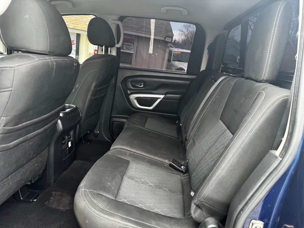 2017 Nissan Titan Image 18