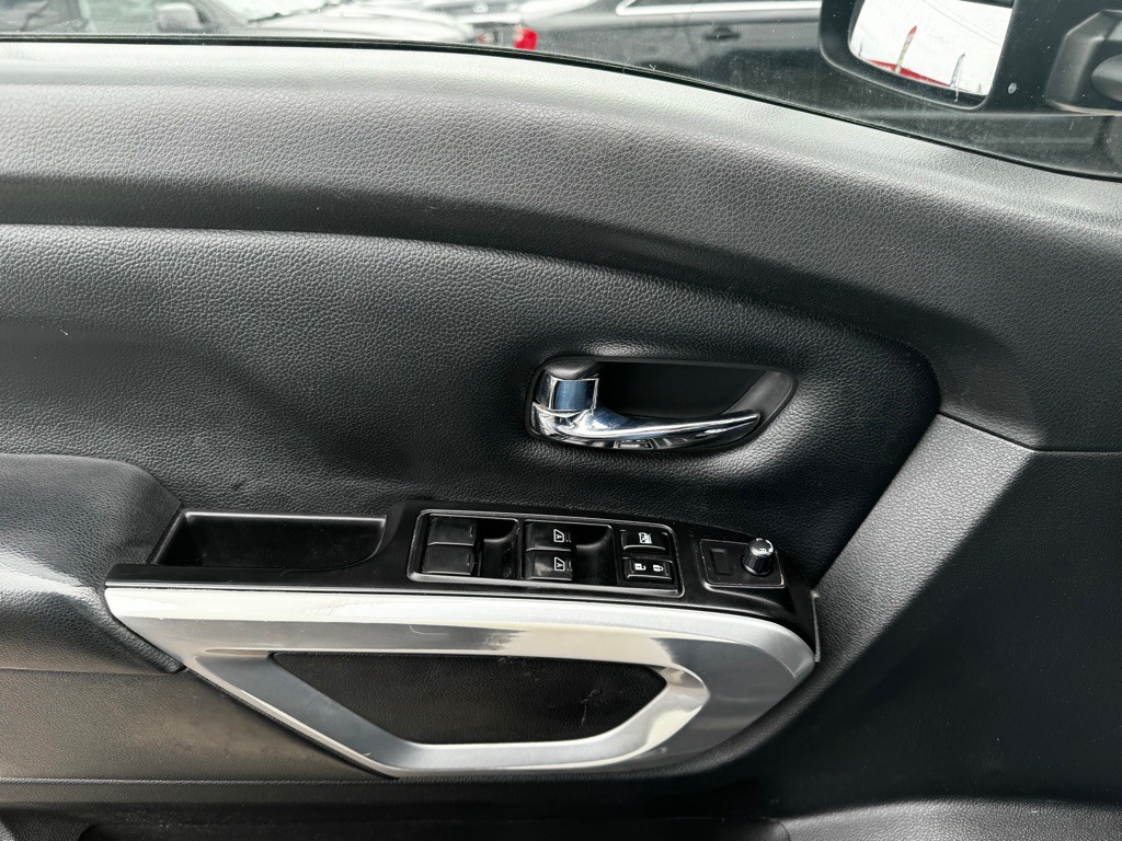 2017 Nissan Titan Image 28