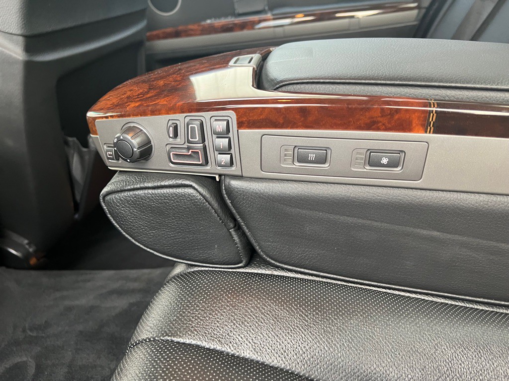 2004 BMW 7 Series Image 24