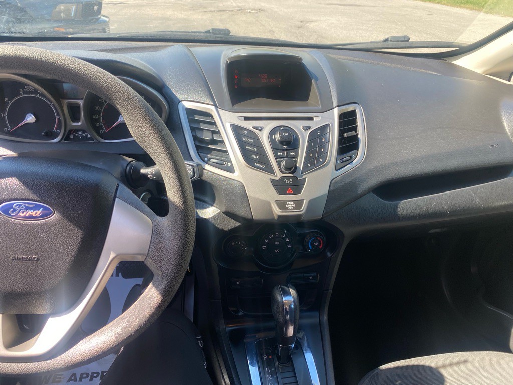 2012 Ford Fiesta Image 11