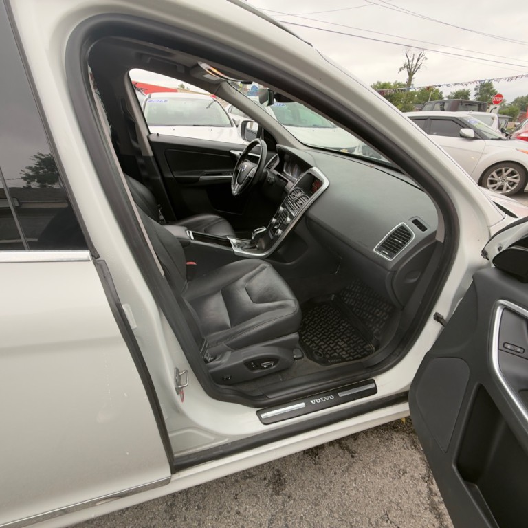 2016 Volvo XC60 Image 16