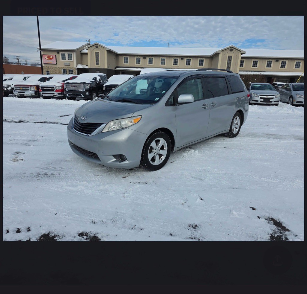 2013 Toyota Sienna Image 1