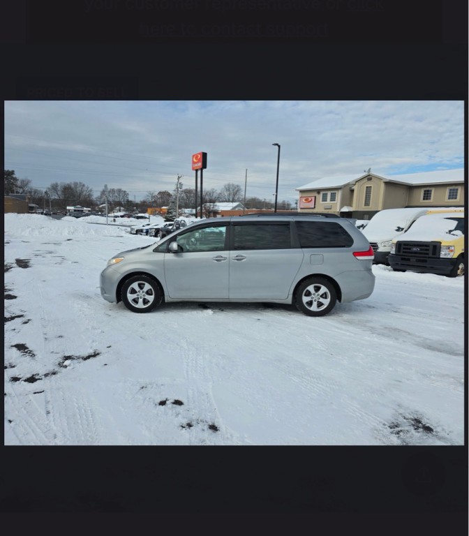 2013 Toyota Sienna Image 2