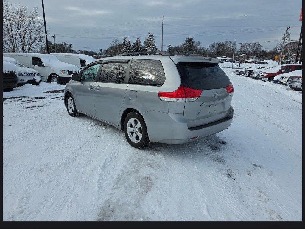 2013 Toyota Sienna Image 3