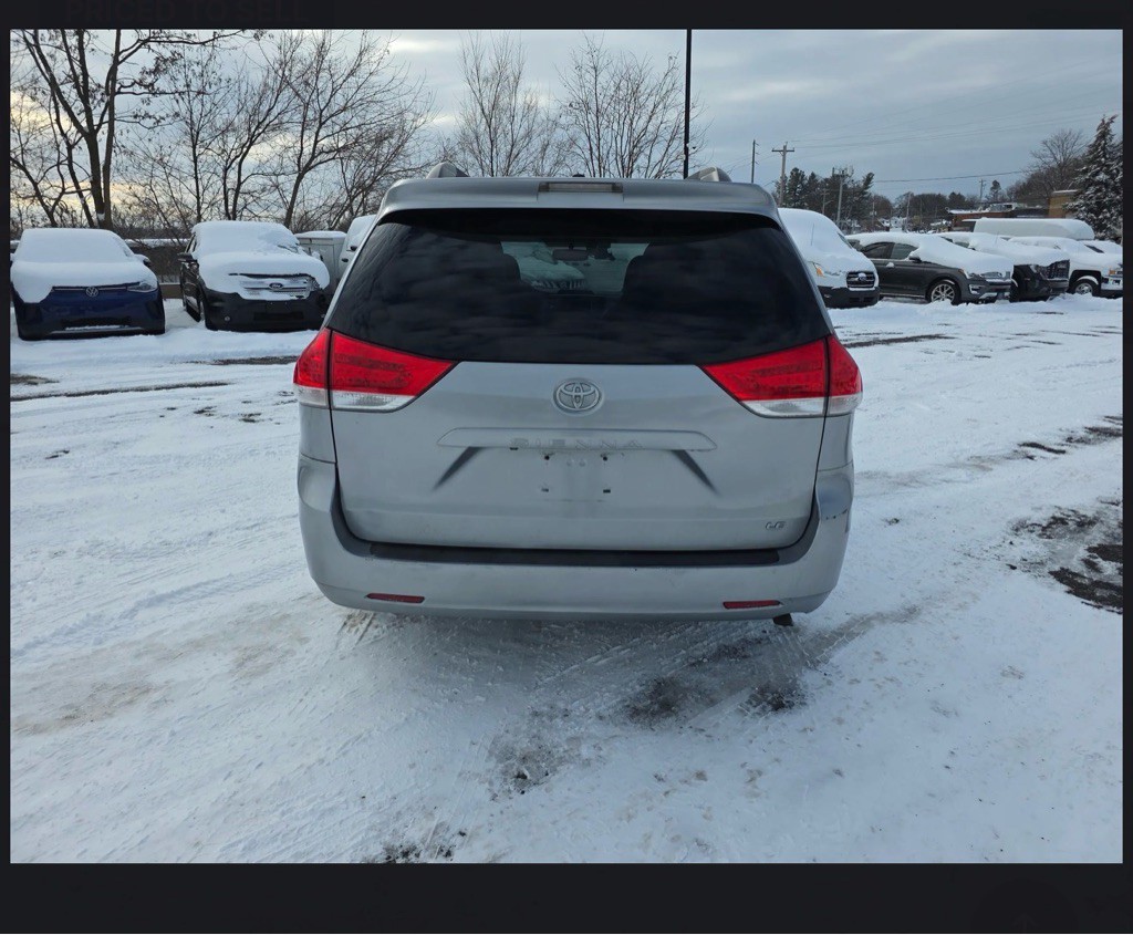 2013 Toyota Sienna Image 4