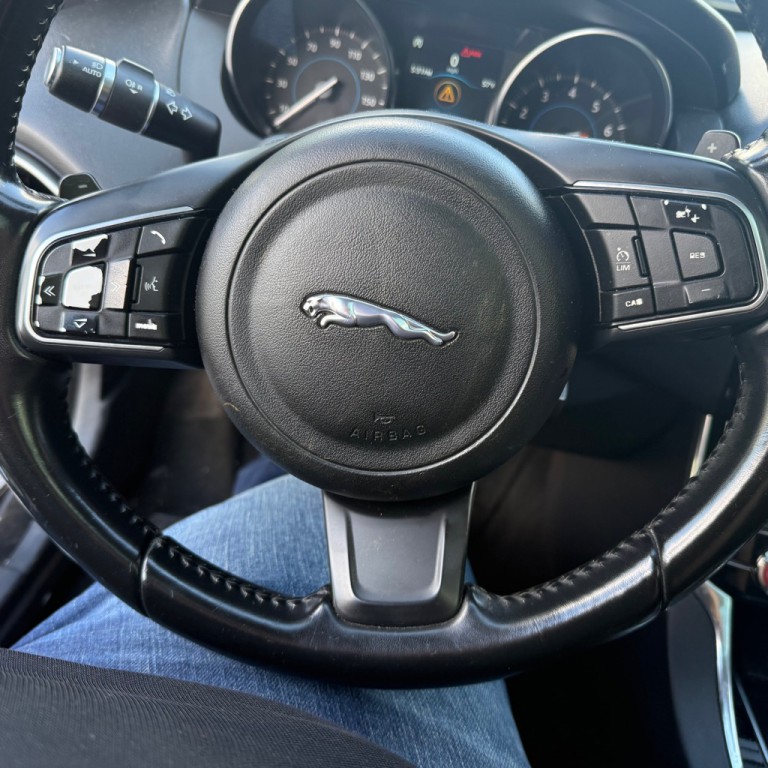 2019 Jaguar XE Image 17