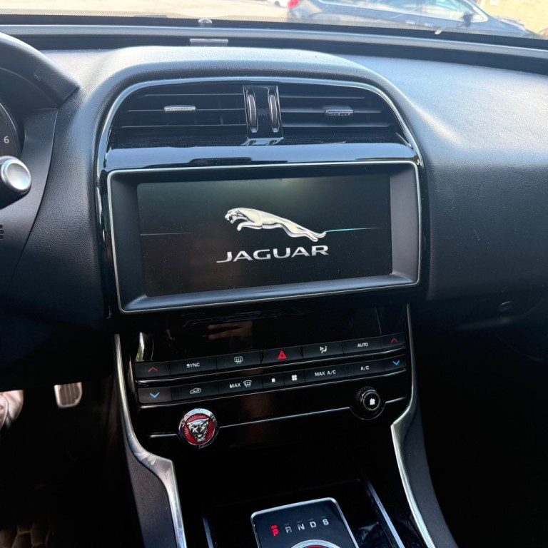 2019 Jaguar XE Image 19