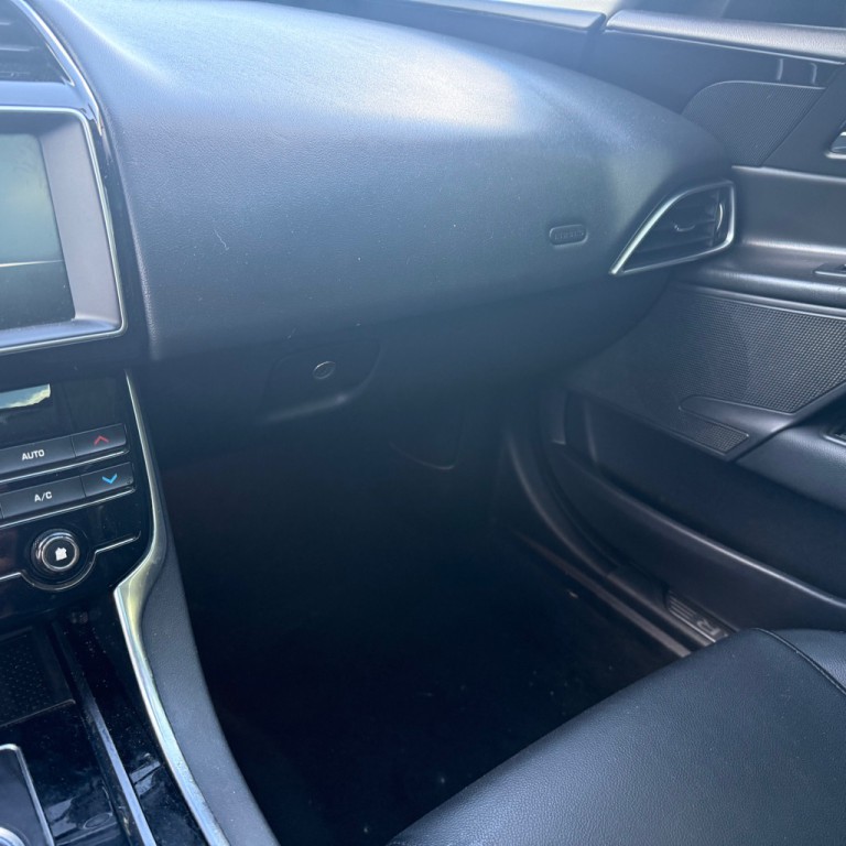 2019 Jaguar XE Image 20