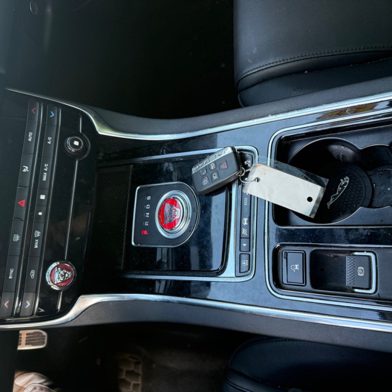 2019 Jaguar XE Image 22