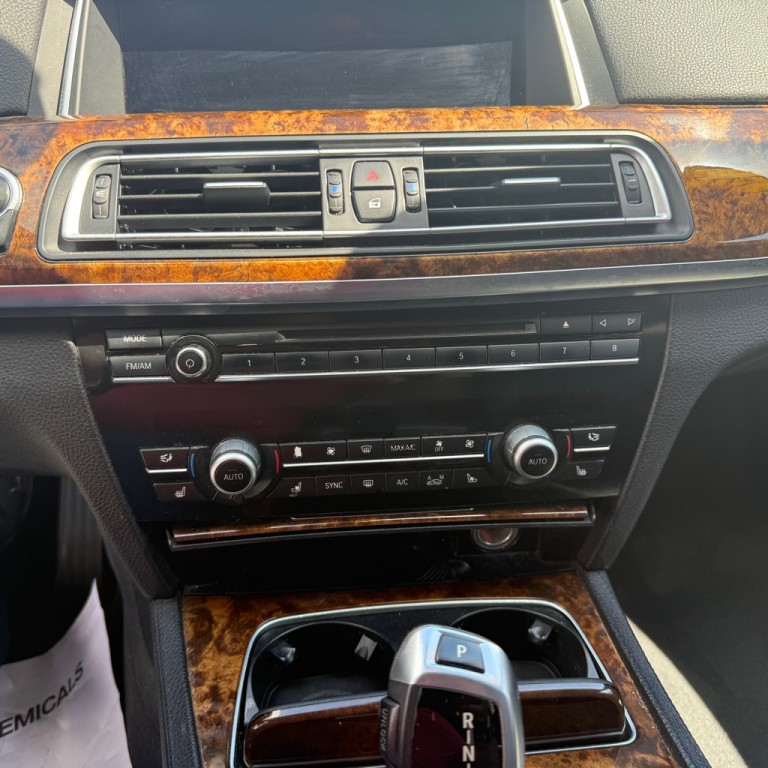 2015 BMW 7 Series Image 26