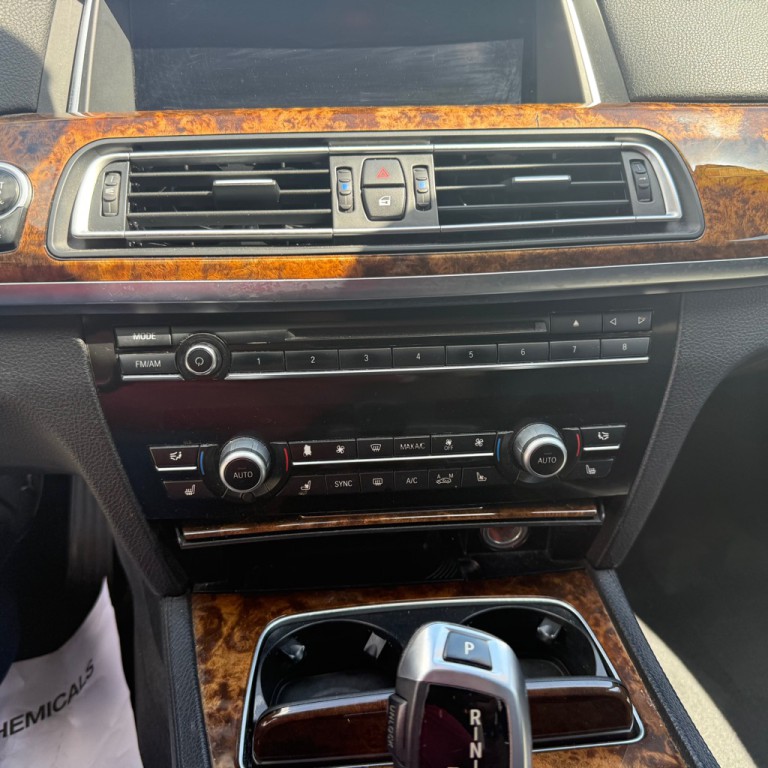2015 BMW 7 Series Image 27