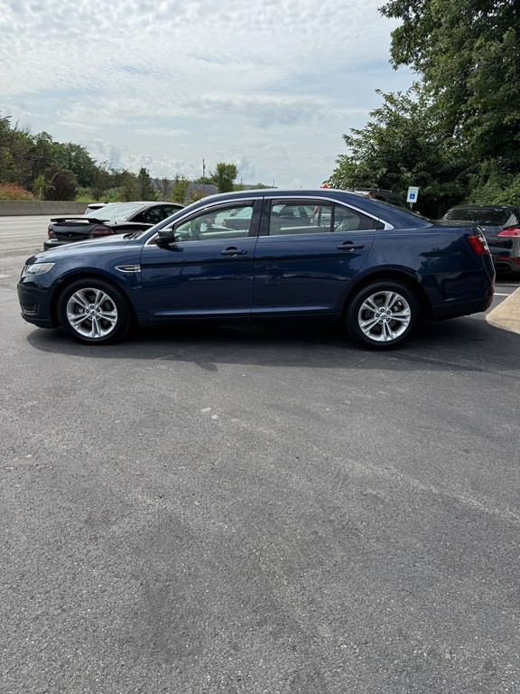 2016 Ford Taurus Image 2