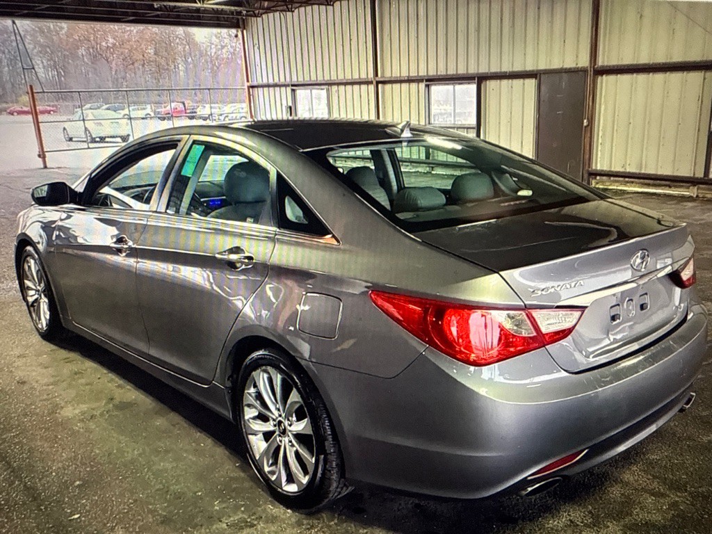 2011 Hyundai Sonata Image 2