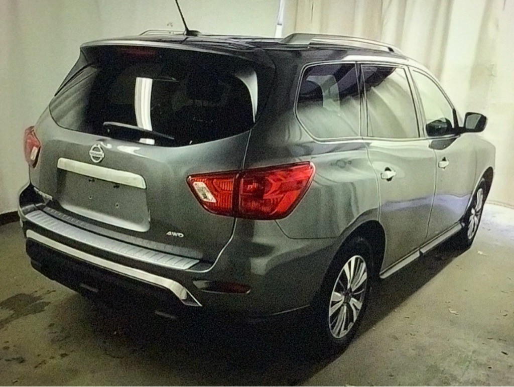 2018 Nissan Pathfinder Image 2