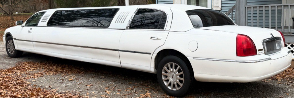2005 Lincoln Town Car Image 1