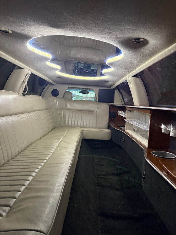 2005 Lincoln Town Car Image 2