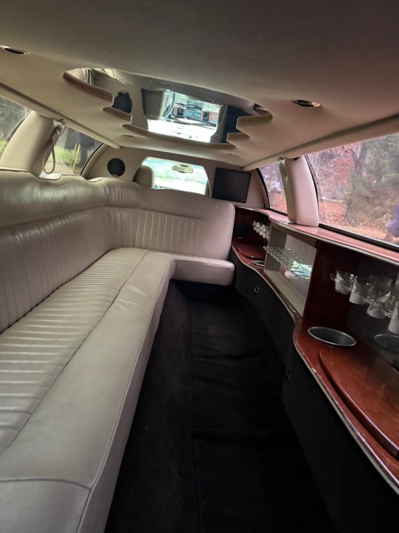 2005 Lincoln Town Car Image 3