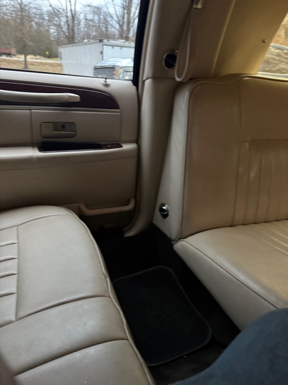 2005 Lincoln Town Car Image 6