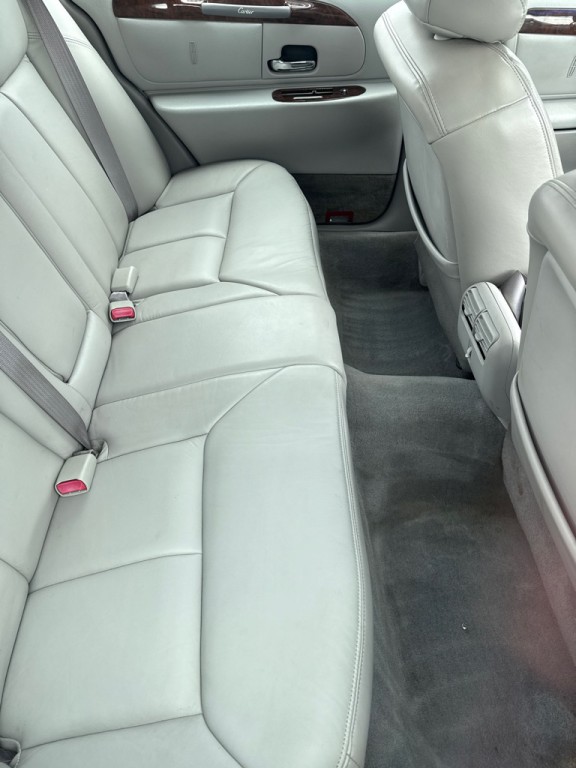 2000 Lincoln Town Car Image 2
