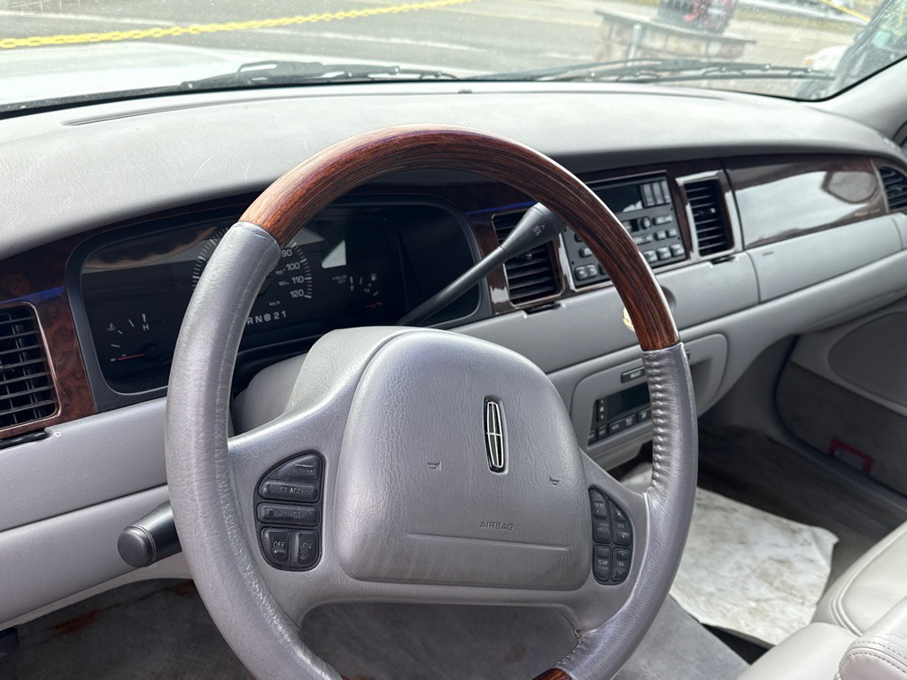 2000 Lincoln Town Car Image 3