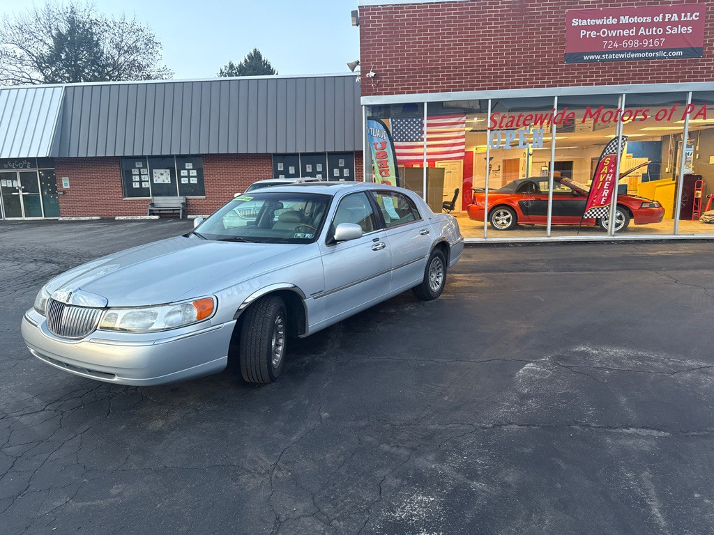 2000 Lincoln Town Car Image 9