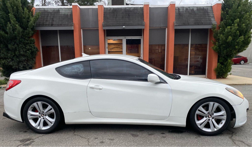 2010 Hyundai Genesis Image 2