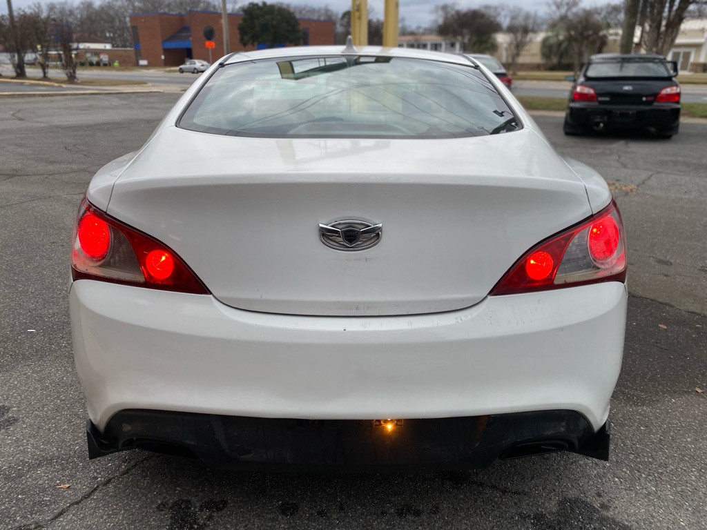 2010 Hyundai Genesis Image 3