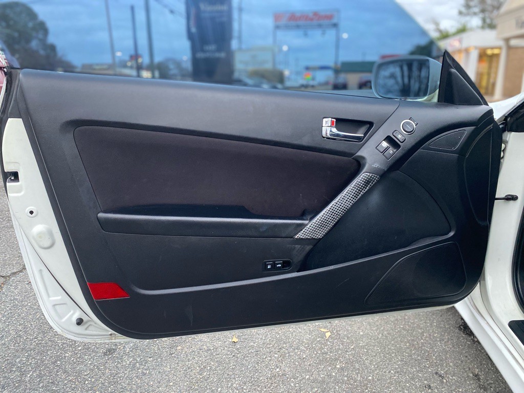 2010 Hyundai Genesis Image 6