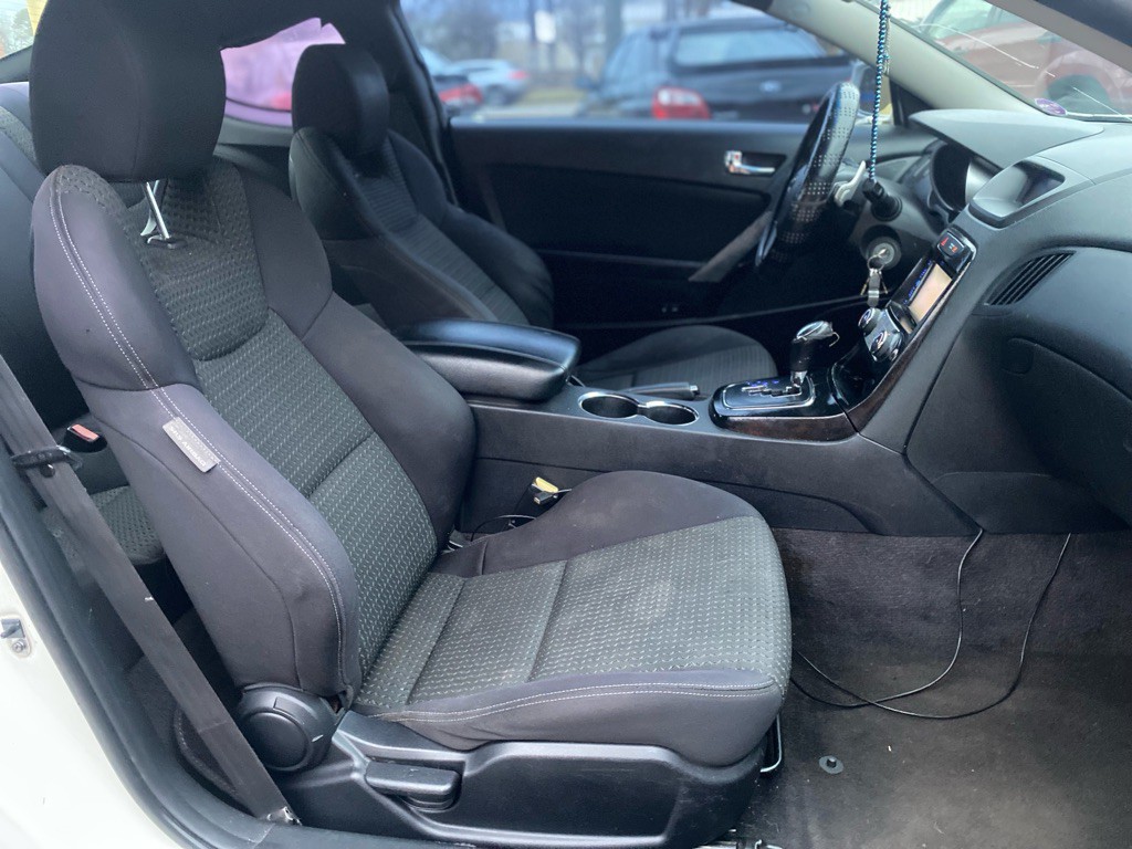 2010 Hyundai Genesis Image 9