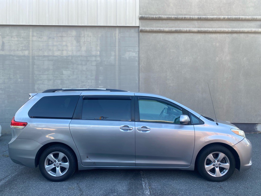 2011 Toyota Sienna Image 2